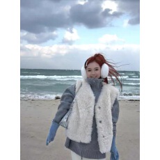 批发温柔风<b class='q'>甜美</b>羊羔毛马甲背心女冬季叠穿毛绒绒软糯宽松学院风外套