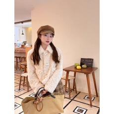 批发冬日童话新款白色羊羔毛外套女短款牛角扣环保皮草小个子加厚加棉