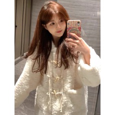 批发白色毛毛绒高级感羊羔毛外套女冬季牛角扣仿皮草<b class='q'>皮毛</b><b class='q'>一体</b>连帽上衣