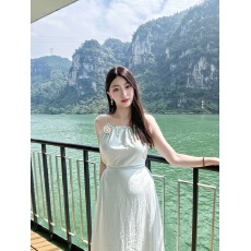 批发温柔系带露腰挂脖<b class='q'>连衣裙</b>女夏季2025新款盐系褶皱立体花朵收腰<b class='q'>长裙</b>