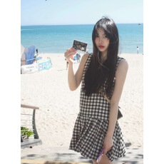 批发休闲设计感圆领无袖<b class='q'>连衣裙</b>女夏季2025新款减龄宽松格子背心A字裙