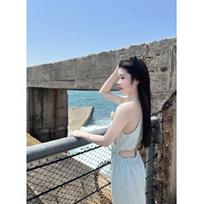 批发温柔系带露腰挂脖连衣裙女夏季2025新款盐系褶皱立体花朵收腰长裙