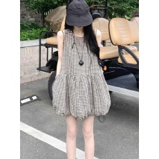 批发休闲设计感圆领无袖<b class='q'>连衣裙</b>女夏季2025新款减龄宽松格子背心A字裙