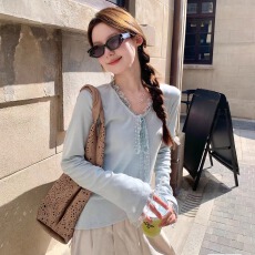 批发已出货 <b class='q'>包</b><b class='q'>芯</b>纱内搭长袖t恤女冬季新款肌理感V领蕾<b class='q'>丝</b>花边修身上衣