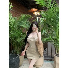 批发卡其色斜肩吊带连衣裙女夏季弹力修身褶皱收腰包臀裙纯欲露肩短裙