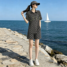 批发重工减龄满花时尚套装女夏新宽松显瘦翻领<b class='q'>印花</b>上衣阔腿<b class='q'>短裤</b>两件套