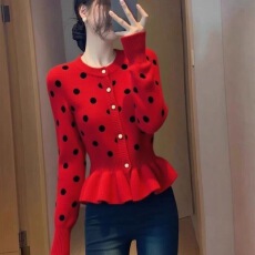 批发红色荷叶边波点上衣<b class='q'>女装</b>2025冬季小众设计感时髦洋气掐腰内搭毛衣