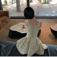 批发2026新款设计感礼服裙杏色<b class='q'>波点</b><b class='q'>连衣裙</b>女夏季吊带收腰显瘦A字短裙