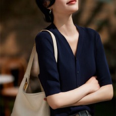 批发高端<b class='q'>女</b>装洋气V领短袖冰丝针织<b class='q'>开衫</b>上衣2026新款显瘦