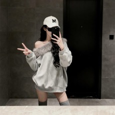 批发灰色毛领斜肩长袖<b class='q'>卫衣</b>女秋冬季<b class='q'>宽松</b>显瘦慵懒风小个子露肩套头上衣