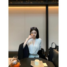 秋冬设计感优雅温柔v领抽褶设计针织上衣气质软糯针织衫女