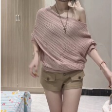 批发春秋穿搭设计感宽松斜肩<b class='q'>针织衫</b><b class='q'>罩衫</b>设计感短裤两件套装女