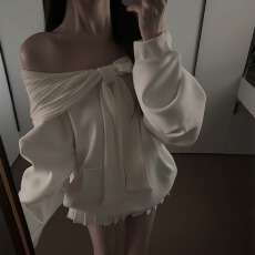 批发时尚慵懒风蝴蝶结一字肩套头卫衣女秋冬季休闲百褶半身短裙两件套