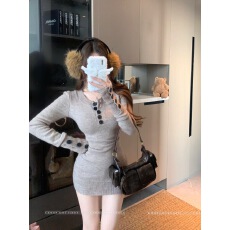 北极绒性感气质长袖卡其色针织连衣裙女秋冬绝美巨显身材包臀