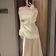 批发2025早秋新款小众白色一字领露肩修身包臀罗纹针织迷你连衣裙短