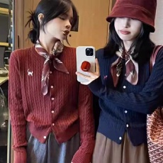 韩系圆领小猫麻花刺绣针织开衫短款女小个子毛衣学院风配丝巾外套