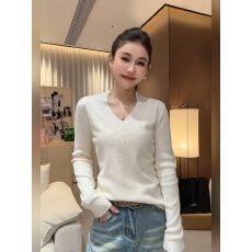 批发欧货重工烫钻杏色V领打底衫女春秋新款小众设计温柔软糯针织上衣
