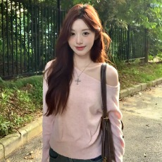 批发黄色不规则斜肩毛衣女2024初秋季新款修身露肩针织衫早秋chic上衣