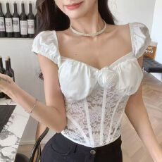 批发新款精致甜美纯欲风格重工蕾丝拼接海绵垫宽肩吊带低领短款美背四