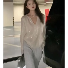 批发新年新款轻奢设计亮晶晶上衣女V领宽松百搭长袖<b class='q'>白色</b>高级气质上衣