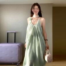 批发绿色性感吊带<b class='q'>连衣裙</b>气质夏季领挂新款海边度假宽松<b class='q'>露背</b>裙子长裙款