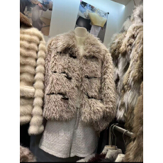 批发月月不吃鱼 2025<b class='q'>秋</b>冬新款韩版翻领牛角扣皮毛一体外套女2510C7266