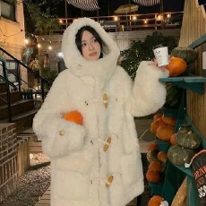 批发烟熏桃桃 棕巧曲奇 设计感木头扣羊羔毛连帽保暖厚毛绒外套女<b class='q'>秋</b>冬