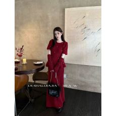 批发独特超好看气质红色钉珠针织套装2025秋冬新款上衣半裙一整套女装