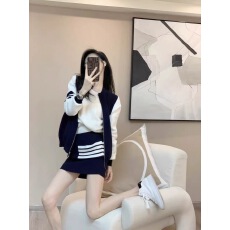 批发<b class='q'>棒球</b>服袖子四条杠短款外套女秋冬新款高级感拼色袖口拉链针织开衫