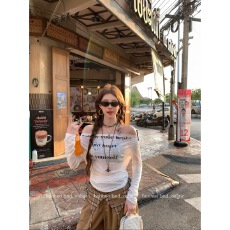 批发HuoHuo 轻氧主义 慵懒法式2026春夏新款<b class='q'>上衣</b>女一字肩字母微透T恤