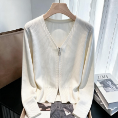 批发实拍胖mm秋装<b class='q'>大码</b><b class='q'>女装</b>显瘦正肩宽松设计感时尚开衫休闲针织衫上衣