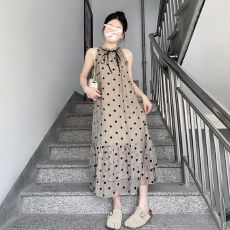 批发法式挂脖波点连衣裙子女<b class='q'>夏季</b>2026新款海边度假小个子无袖气质长裙