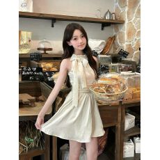 批发富家千金风烫钻<b class='q'>蝴蝶结</b>挂脖<b class='q'>连衣裙</b>女春季高级感气质收腰A字女裙子