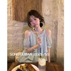 批发波点泡泡袖露肩显瘦衬衫女夏季氛围感挂脖绿色上衣