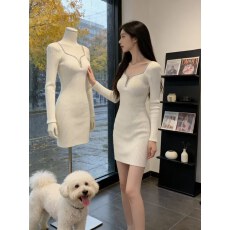 批发韩国秋<b class='q'>冬</b>重要场合高端精致高级感巨好看小个子烫钻针织毛衣连衣裙