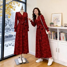 批发2026新款长袖春秋少妇V领<b class='q'>连衣裙</b>女碎花<b class='q'>开叉</b>战袍收腰性感连