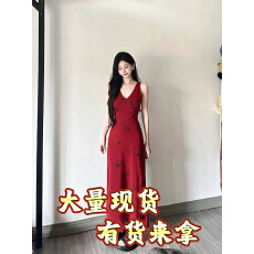 批发小君君布兰妮 旷野<b class='q'>蔷薇</b> 清冷感浪漫印花吊带裙红色斜裁垂感连衣裙