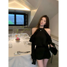 批发法式时尚辣妹<b class='q'>露肩</b><b class='q'>连衣裙</b>女2025秋季新款性感收腰黑色显瘦挂脖短裙