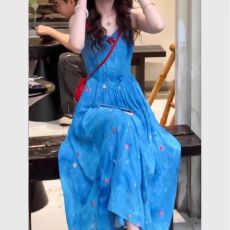 批发蓝色吊带<b class='q'>连衣裙</b>女夏今年流行爆款掐腰碎花气质法式长裙