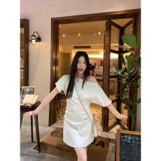 批发法式气质高级感斜肩独特漂亮掐腰<b class='q'>连衣裙</b>子女夏季2026新款褶皱收腰
