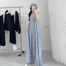 批发优质质量  法式蓝色挂脖吊带连衣裙子女夏季新款海边度假气质长裙