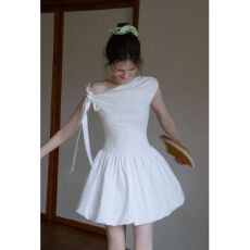 白色斜肩系带花苞连衣裙女夏季少女风无袖简约气质显瘦a字短裙子