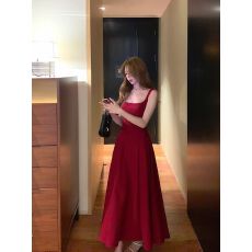 批发2026新款法式气质高级感赫本风红色<b class='q'>吊带</b>连衣裙子女夏收腰a字<b class='q'>长裙</b>