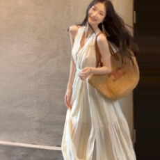批发法式气质红色挂脖<b class='q'>吊带</b>连衣裙<b class='q'>女</b>夏季2026新款海边度假绝美漂亮长<b class='q'>裙</b>
