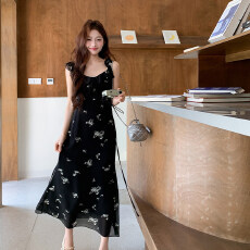 批发印花小飞袖蝴蝶<b class='q'>吊带</b>连衣裙女夏季法式气质绝美收腰<b class='q'>长裙</b>