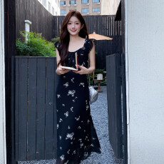 批发印花小飞袖蝴蝶吊带<b class='q'>连衣裙女</b>夏季法式气质绝美收腰长裙