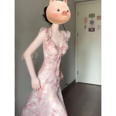 批发连衣裙春季2026新款女包臀独特设计感超好看度假吊带裙子