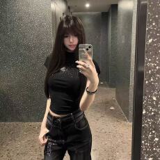 批发黑色正肩圆领短袖T恤女新款辣妹修身显瘦短款银河星空印花上衣<b class='q'>夏</b>