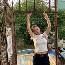 批发字母创意印花<b class='q'>夏</b>季新款小众修身显瘦短款圆领短袖T恤白色正肩上衣