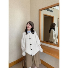 批发2025新款秋冬季日系软糯牛角扣针织温柔慵懒风加厚毛衣孕妇装上衣